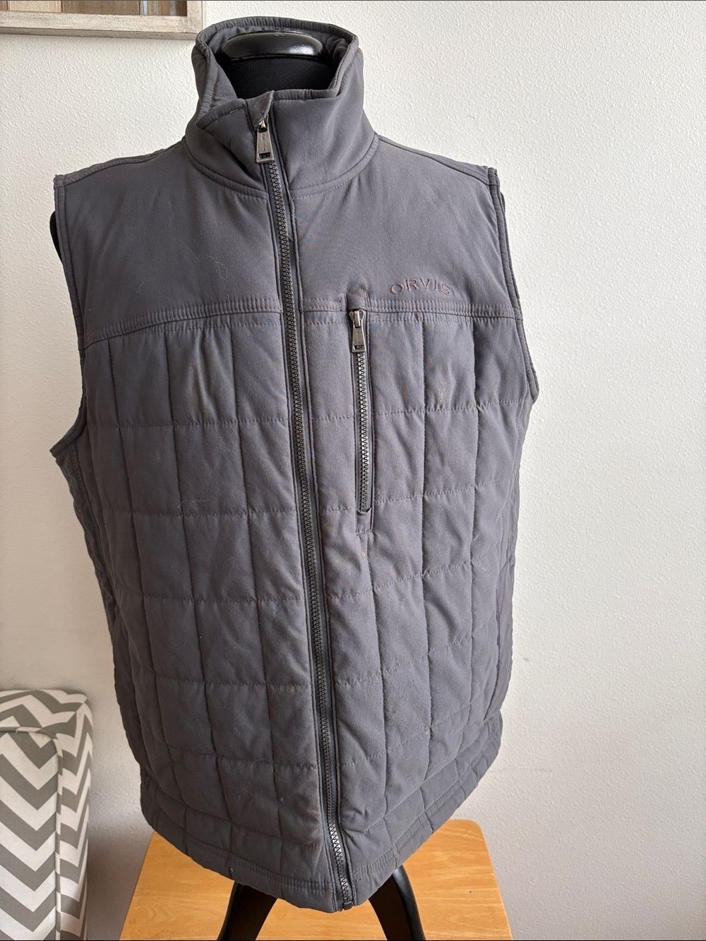 Orvis Quilted Charcoal Gray Men's Vest with Zip Chest Pocket Size Large